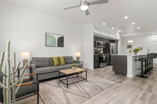 CozySuites Glendale by the stadium with pool 14 - Glendale - 7