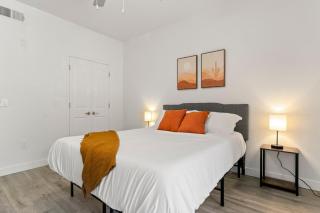 CozySuites Glendale by the stadium with pool 14 - Glendale - 4