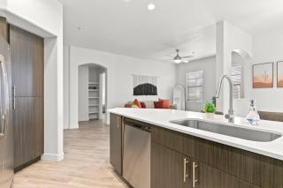 CozySuites Glendale by the stadium with pool 16 - 3