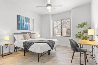 CozySuites Glendale by the stadium with pool 16 - Glendale - 1