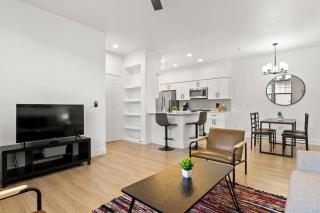 CozySuites Glendale by the stadium with pool 15 - 4