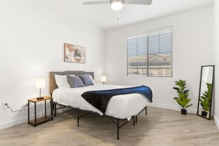 CozySuites Glendale by the stadium with pool 17 - Glendale - 0