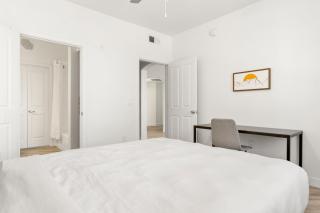 CozySuites Glendale by the stadium with pool 17 - Glendale - 3