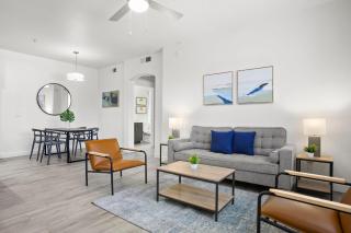 CozySuites Glendale by the stadium with pool 12 - Glendale - 9