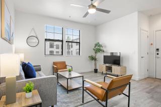 CozySuites Glendale by the stadium with pool 12 - Glendale - 7