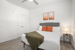 CozySuites Glendale by the stadium with pool 12 - Glendale - 4