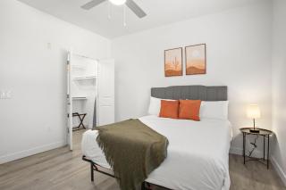CozySuites Glendale by the stadium with pool 12 - Glendale - 2