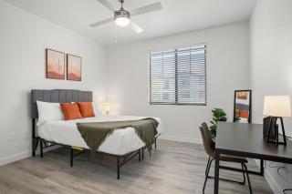 CozySuites Glendale by the stadium with pool 12 - Glendale - 3