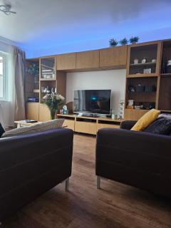 Perfect Penarth location with HOTTUB - sleeps 4 - 0