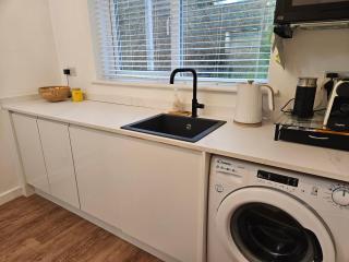 Perfect Penarth location with HOTTUB - sleeps 4 - 4