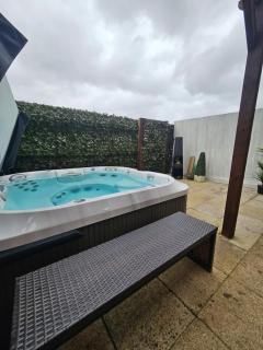 Perfect Penarth location with HOTTUB - sleeps 4 - 2