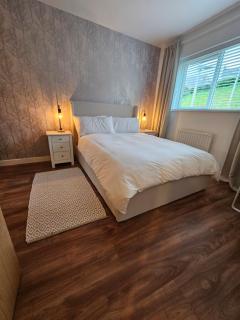 Perfect Penarth location with HOTTUB - sleeps 4 - 1