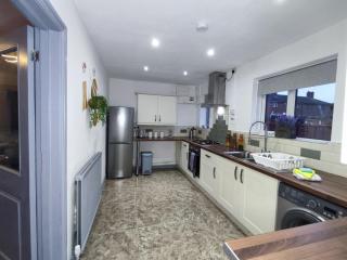 Comfortable 3 Bedrooms Leeds Beach House - Ideal for Family and Contractors - Free Parking for 2 cars - Killingbeck - 7