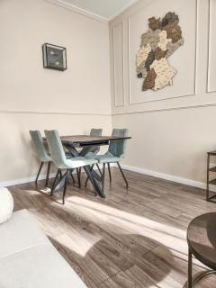 GELI Homes L1 - 2x Zimmer, 2x Kingsize Bett, 1 bis 4 Personen, Parkplatz, TV, Wifi, top Küche, Kaffee, Tee - 2