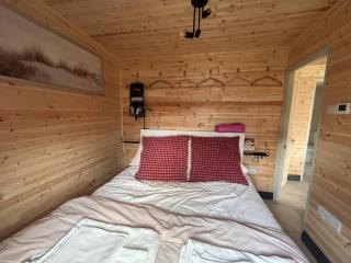 18 Bucklands - Cosy 5-Star Chalet - Starlink Wi-Fi - Coastal Woodland - Bucks Mills - 4