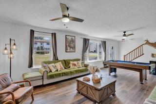 Pool Table - Game Room - Spacious Home in Poconos - Pocono Summit - 1