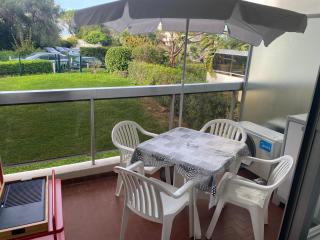 Logement en résidence vacances classe 2 étoiles au bord de mer 4 couchages avec cabine lit superposé et au salon un canapé convertible et piscine à 300 m des transports communs,gare ferroviaire,commerces et plages - Antibes - 8