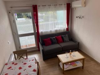 Logement en résidence vacances classe 2 étoiles au bord de mer 4 couchages avec cabine lit superposé et au salon un canapé convertible et piscine à 300 m des transports communs,gare ferroviaire,commerces et plages - Antibes - 7