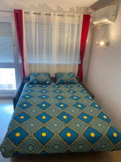 Logement en résidence vacances classe 2 étoiles au bord de mer 4 couchages avec cabine lit superposé et au salon un canapé convertible et piscine à 300 m des transports communs,gare ferroviaire,commerces et plages - Antibes - 6