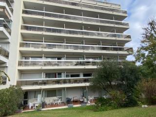 Logement en résidence vacances classe 2 étoiles au bord de mer 4 couchages avec cabine lit superposé et au salon un canapé convertible et piscine à 300 m des transports communs,gare ferroviaire,commerces et plages - Antibes - 2