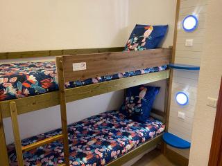 Logement en résidence vacances classe 2 étoiles au bord de mer 4 couchages avec cabine lit superposé et au salon un canapé convertible et piscine à 300 m des transports communs,gare ferroviaire,commerces et plages - Antibes - 3