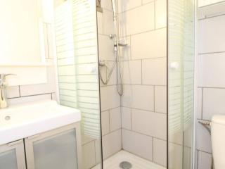 Charmant studio rénové avec grande terrasse, climatisation, parking privé, proche commerces et Thermes - FR-1-553-192 - 1