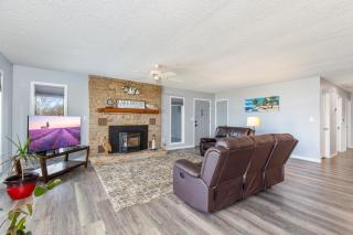 Lakeside Home w/ Private Dock & Covered Garage - Grove - 7
