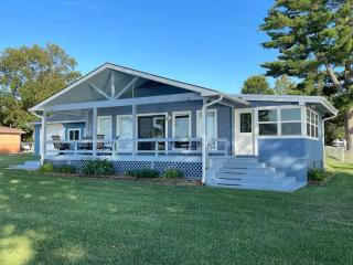 Lakeside Home w/ Private Dock & Covered Garage - Grove - 0
