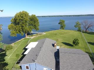 Lakeside Home w/ Private Dock & Covered Garage - Grove - 8
