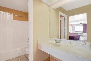 Days Inn & Suites by Wyndham Braunig Lake - 9