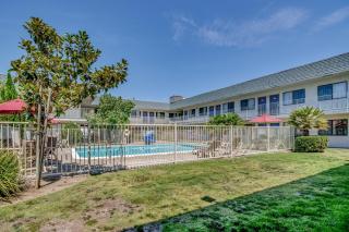 Super 8 by Wyndham Tracy - Tracy - 6