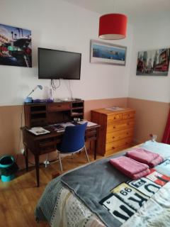 Chambre rouge dans maison avec parking - Cluses - 5