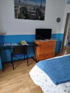 Chambre rouge dans maison avec parking - Cluses - 3