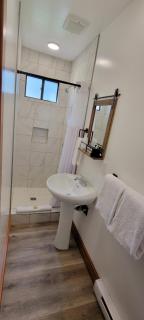Crandell Mountain Lodge - Waterton Park - 9