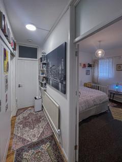 Centrally Located Comfortable Room in London - 6