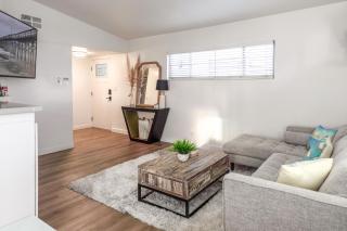 Cozy 2BR Oasis Unit w King Bed & EV Friendly - Steps Away to the Beach - Newport Beach - 4