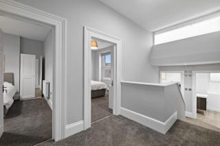 Large Stylish 6 Bedroom House - 8