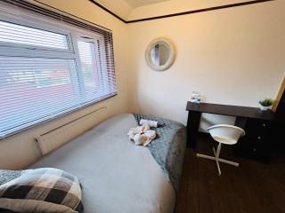 The European 3 Bedroom House By AltoLuxoExperience Short Lets & Serviced Accommodation With Free Parking - Bristol - 1