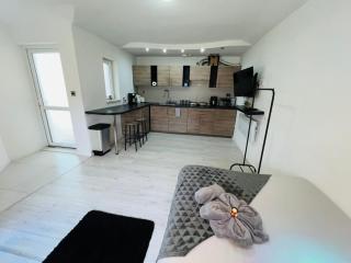 The Studio Serviced Apartment By AltoLuxoExperience Short Lets & Serviced Accommodation With Free Wifi - Bristol - 2