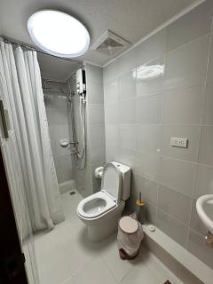 Resort-inspired Condo with Queen-size bed & 50-inch Smart TV - Cebu - 2