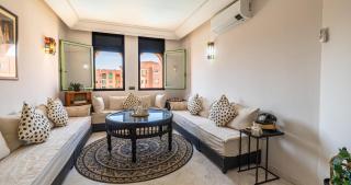 Charming 2-Bed Oasis Pool View - 8