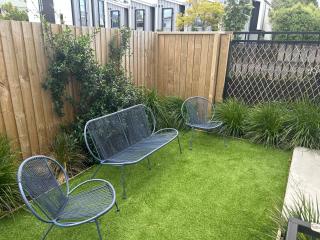 Spacious Inner City Townhouse - 4