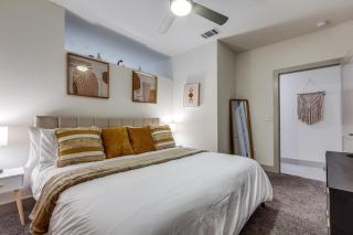 Gorgeous Condo w Riverwalk Views Free Parking Pet Friendly Centrally Located on the Riverwalk - 1