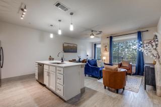 Gorgeous Condo w Riverwalk Views Free Parking Pet Friendly Centrally Located on the Riverwalk - San Antonio - 2