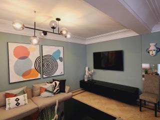 Number Nine Triangle d'Or by IB Signature - Chic 3-Bedroom family apartment in sought-after area, 24 x7 Security - Self check-in - Parking - City View with terrace - Walk to Cafes! City Centre - Casablanca - 3