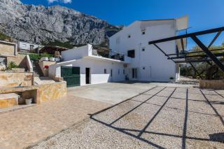 Family friendly apartments with a swimming pool Makarska - 22975 - 8