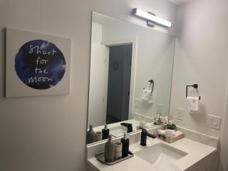 Emerald Suite with 2 beds - 10 minutes from downtown - 2