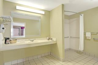 Days Inn by Wyndham San Antonio Near Fiesta Park - 1