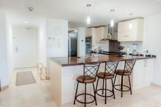 The Elegance of Oasis -3BR Apartment Beach Front - Palm-Eagle Beach - 4