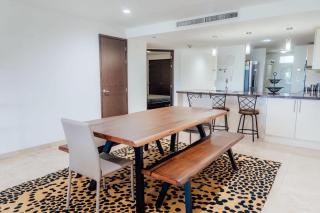 The Elegance of Oasis -3BR Apartment Beach Front - Palm-Eagle Beach - 3